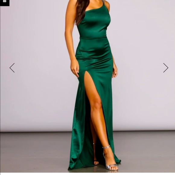 Gorgeous hunter green Windsor floor-length A-line silhouette gown. - Picture 1 of 4